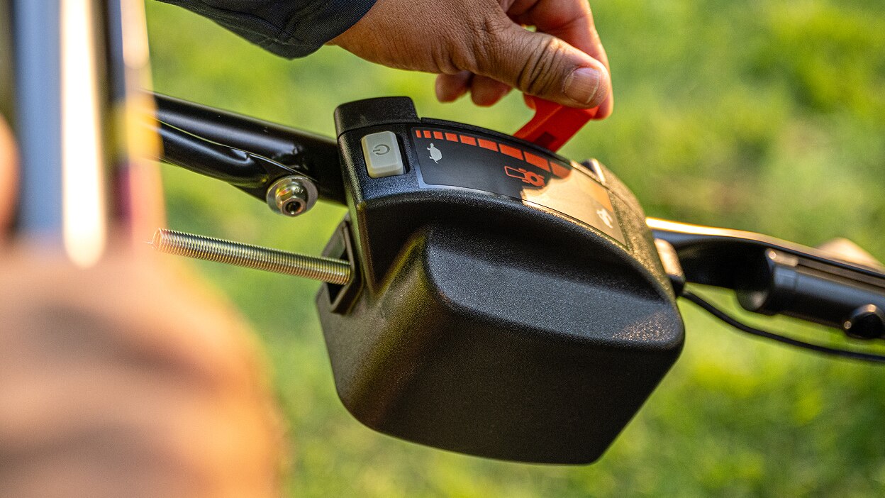 Gros plan d'une personne ajustant le levier du système Smart Drive. 