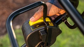 Gros plan de la main d'une personne appuyant sur le levier du système d'arrêt de la lame.