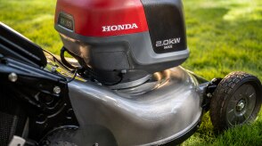 Gros plan du pont de coupe de la tondeuse à gazon à batterie. 