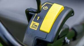 Gros plan du levier du système d'arrêt de la lame.