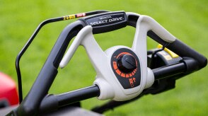 Gros plan de la poignée de la tondeuse montrant l'étiquette du système Smart Drive. 