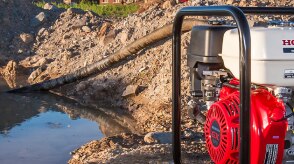 Une pompe Honda est utilisée pour vider une fosse remplie d’eau. 