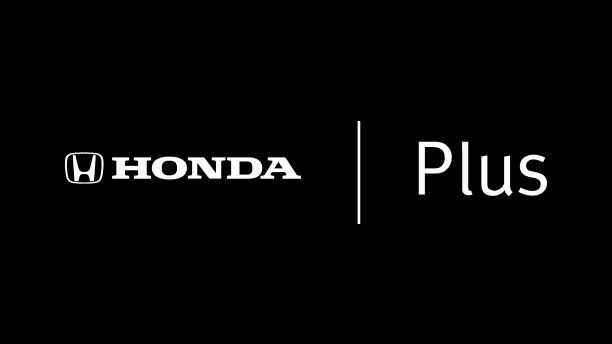 Un logo honda blanc avec les mots "Honda" et "Plus" séparés par une ligne blanche sur un fond noir.